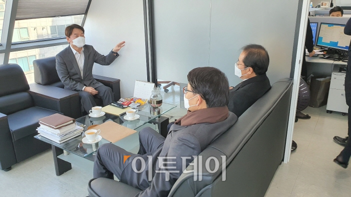 ▲2월 24일 오후 국민의당 당사에서 안철수 국민의당 대표(왼쪽)와 윤상현 무소속 의원, 홍준표 무소속 의원이 대화를 하고 있다.