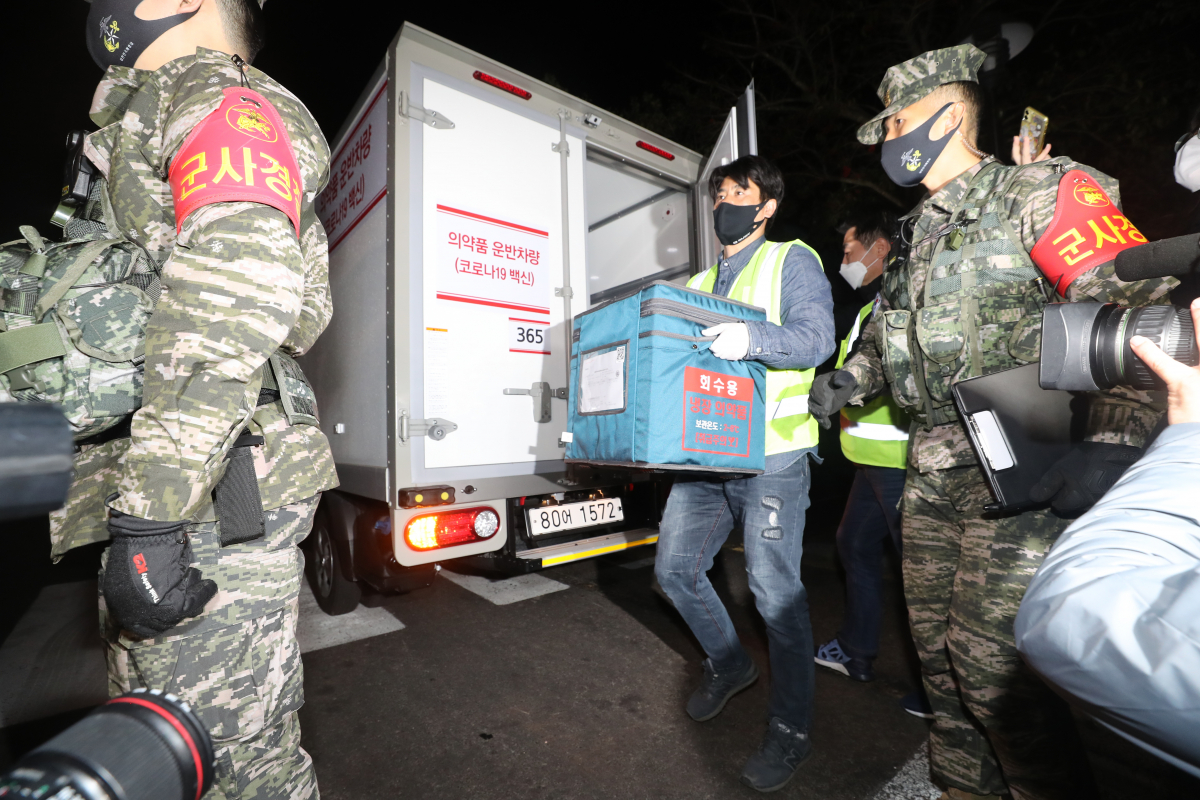 ▲제주도민에게 접종할 코로나19 백신(3900회분)을 실은 1t 냉동탑차가 25일 오전 제주시보건소에 도착해 관계자가 백신을 담은 상자를 보건소 내부로 옮기고 있다. (연합뉴스)