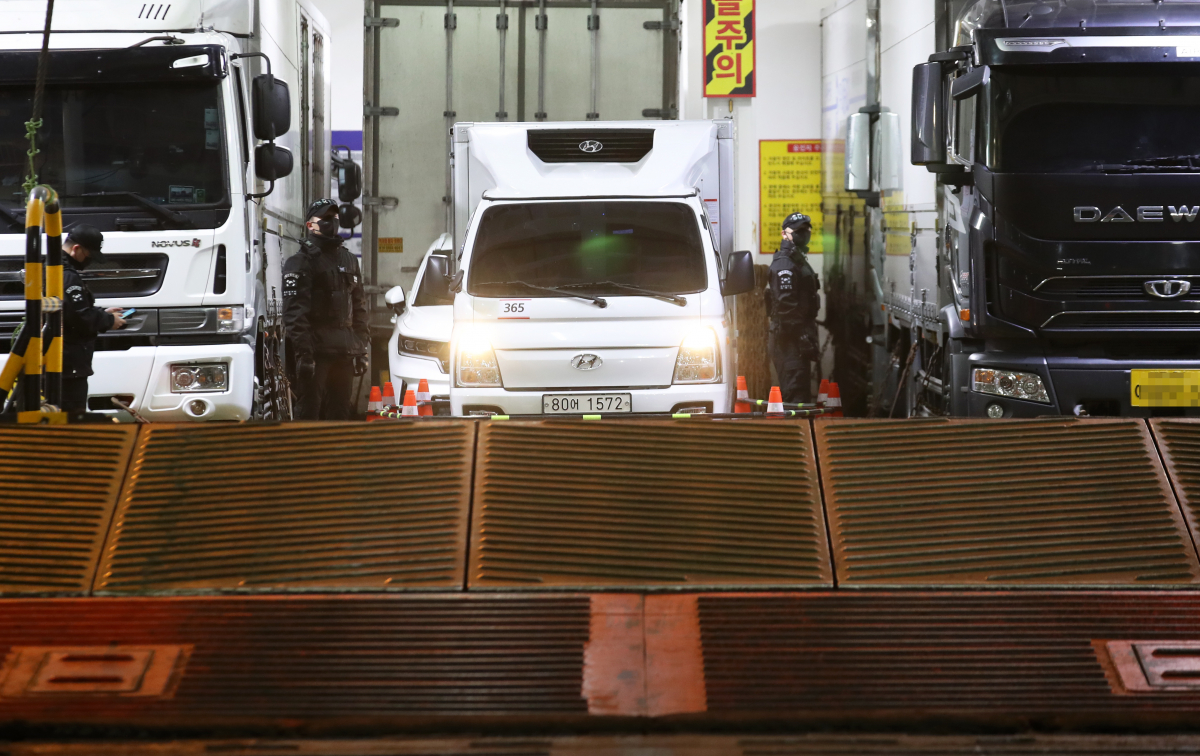 ▲25일 새벽 전남 목포항 국제여객부두에서 아스트라제네카 백신 운송 트럭이 경찰의 보호를 받으며 고속훼리 퀸제누비아호에 실려 제주도로 향하고 있다. (연합뉴스)