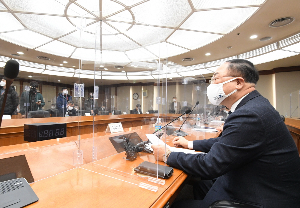 ▲홍남기 경제부총리 겸 기획재정부 장관이 2월 25일 서울 여의도 한국수출입은행에서 열린 '제5차 혁신성장 BIG3 추진회의'를 주재, 모두발언을 하고 있다. (사진제공=기획재정부)