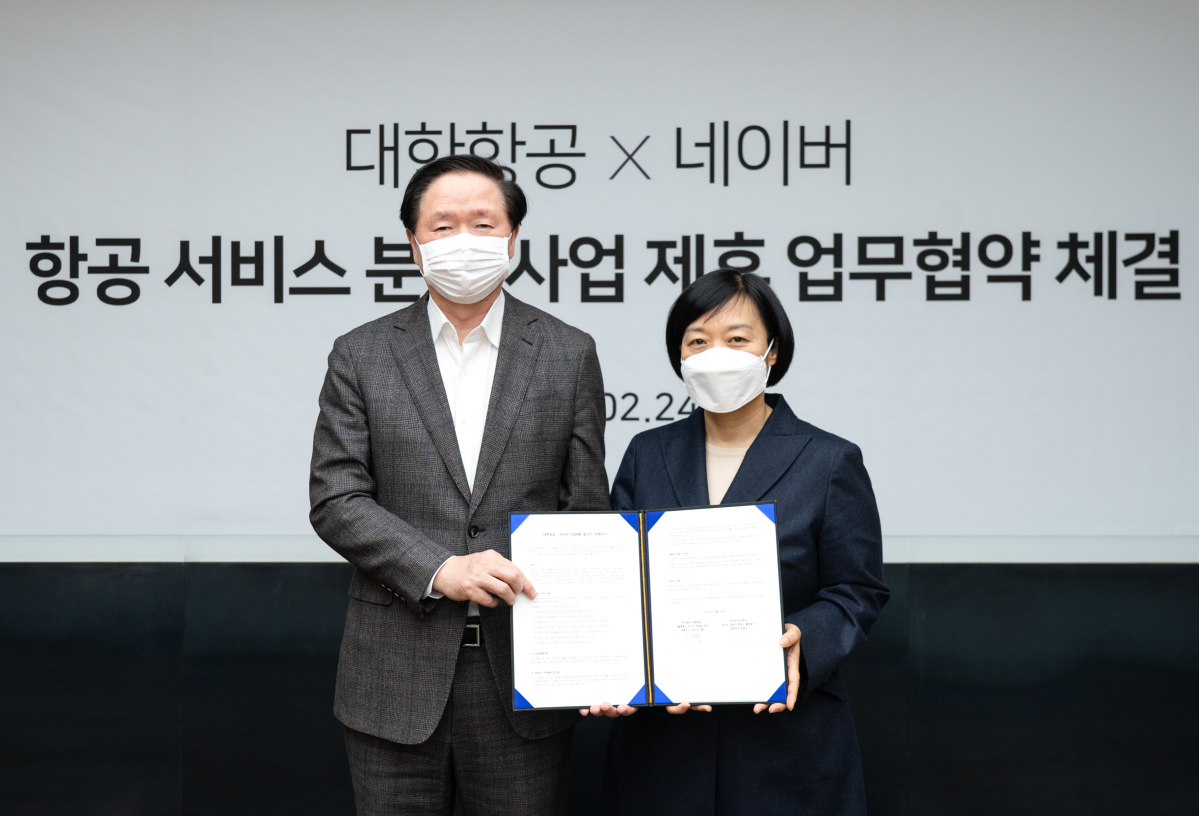 ▲24일 네이버 그린팩토리에서 대한항공과 네이버가 업무협약 체결식을 진행했다. 우기홍 대한항공 대표이사(왼쪽)와 한성숙 네이버 대표이사가 기념촬영을 하고 있는 모습.  (사진제공=대한항공)