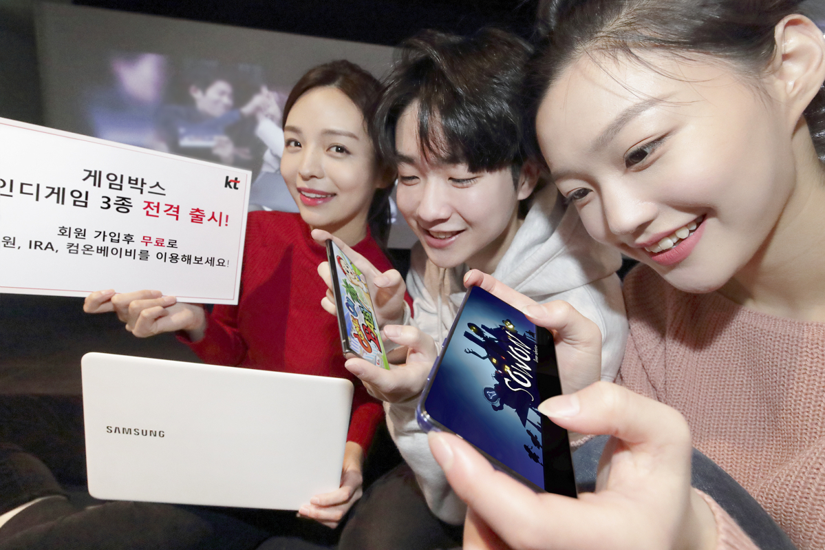 ▲KT 관계자들이 ‘게임박스’에 출시되는 인디게임을 홍보하고 있다. (사진제공=KT)