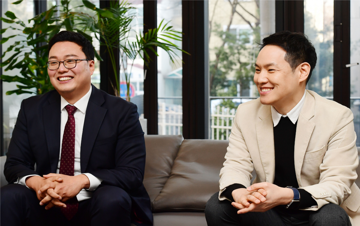 ▲김한규(오른쪽) 더불어민주당 서울 강남병 지역위원장과 천하람 국민의힘 전남 순천ㆍ광양ㆍ곡성ㆍ구례갑 조직위원장이 18일 서울 동작구 이투데이빌딩 eT라운지에서 인터뷰를 하고 있다. 고이란 기자 photoeran@