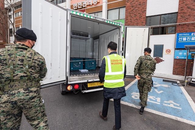 ▲25일 서울 광진구에 신종 코로나바이러스 감염증(코로나19) 백신이 도착했다. (사진제공=광진구)