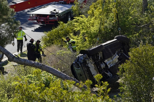 ▲23일(현지시간) 미국 로스앤젤레스(LA) 카운티에서 전복 사고로 파손된 타이거 우즈의 차량을 출동한 구조대원들이 장비를 동원해 들어올리고 있다. LA/AP연합뉴스
