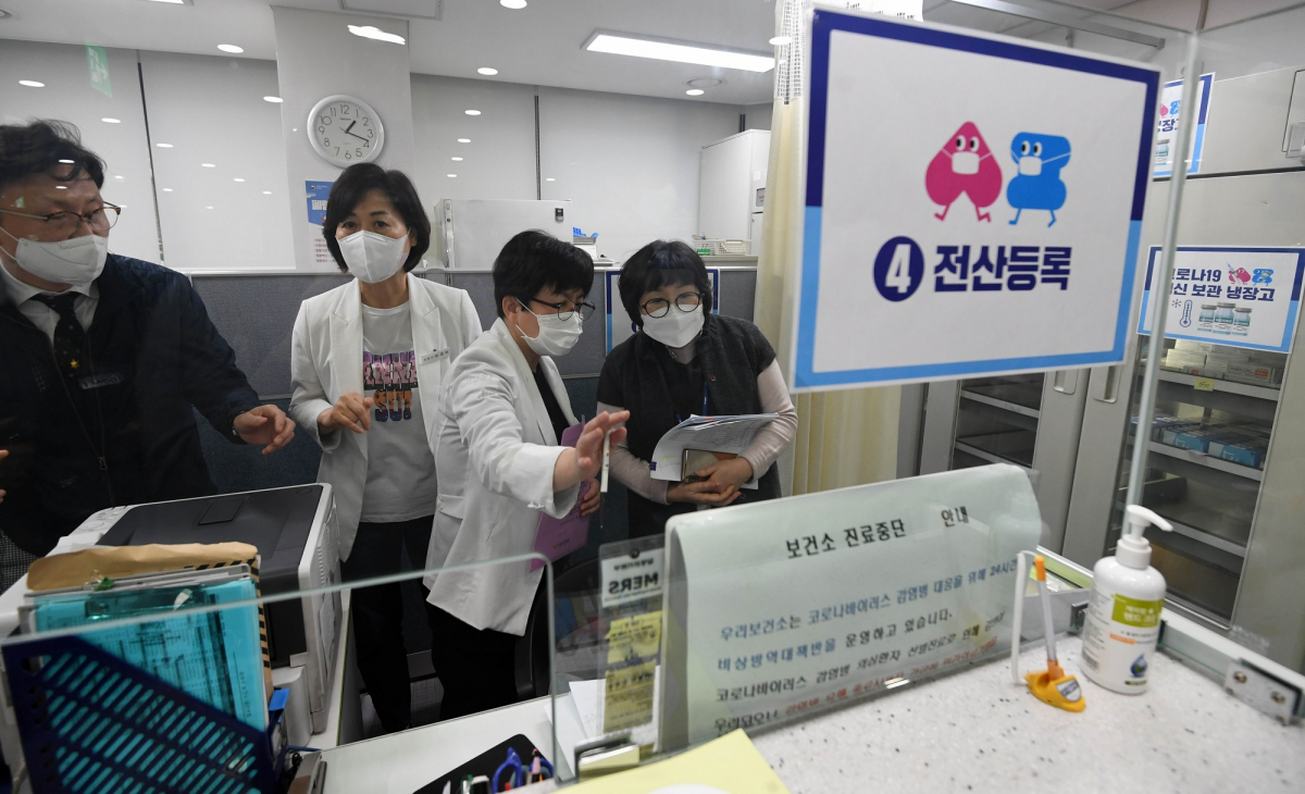 ▲아스트라제네카(AZ) 코로나19 백신 접종을 하루 앞둔 25일 서울 송파구보건소에서 보건소 관계자들이 예상접종실에서 분주히 움직이고 있다. (뉴시스)