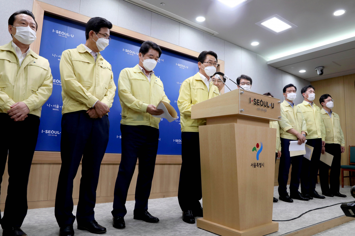 ▲이동진 구청장협의회장(도봉구청장)을 비롯한 구청장들이 서울 중구 서울특별시청 브리핑룸에서 박원순 시장의 궐위에 따른 서울시 구청장협의회 입장문 발표를 하고 있다.  (뉴시스)