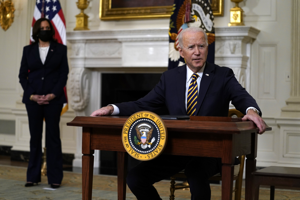 ▲조 바이든 미국 대통령이 24일(현지시간) 공급망 관련 행정명령에 서명한 후 자리에 머물고 있다. 워싱턴D.C./AP연합뉴스
