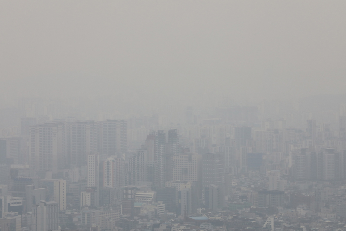 ▲서울 등 수도권에 미세먼지 비상저감조치가 시행된 14일 오후 서울 남산공원에서 바라본 서울 도심. (뉴시스)