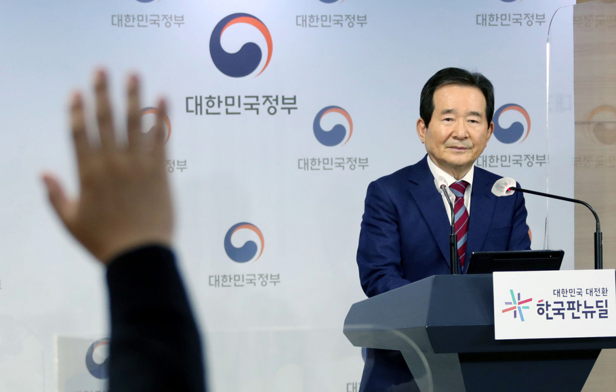 ▲정세균 국무총리가 25일 정부서울청사 브리핑실에서 열린 기자단 운영지원·주요 정책 현안 관련 e-브리핑에서 기자들의 질문을 받고 있다.  (연합뉴스)