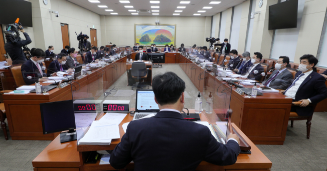 ▲25일 국회에서 열린 정무위원회 전체회의에서 윤관석 위원장이 의사봉을 두드리고 있다. (연합뉴스)