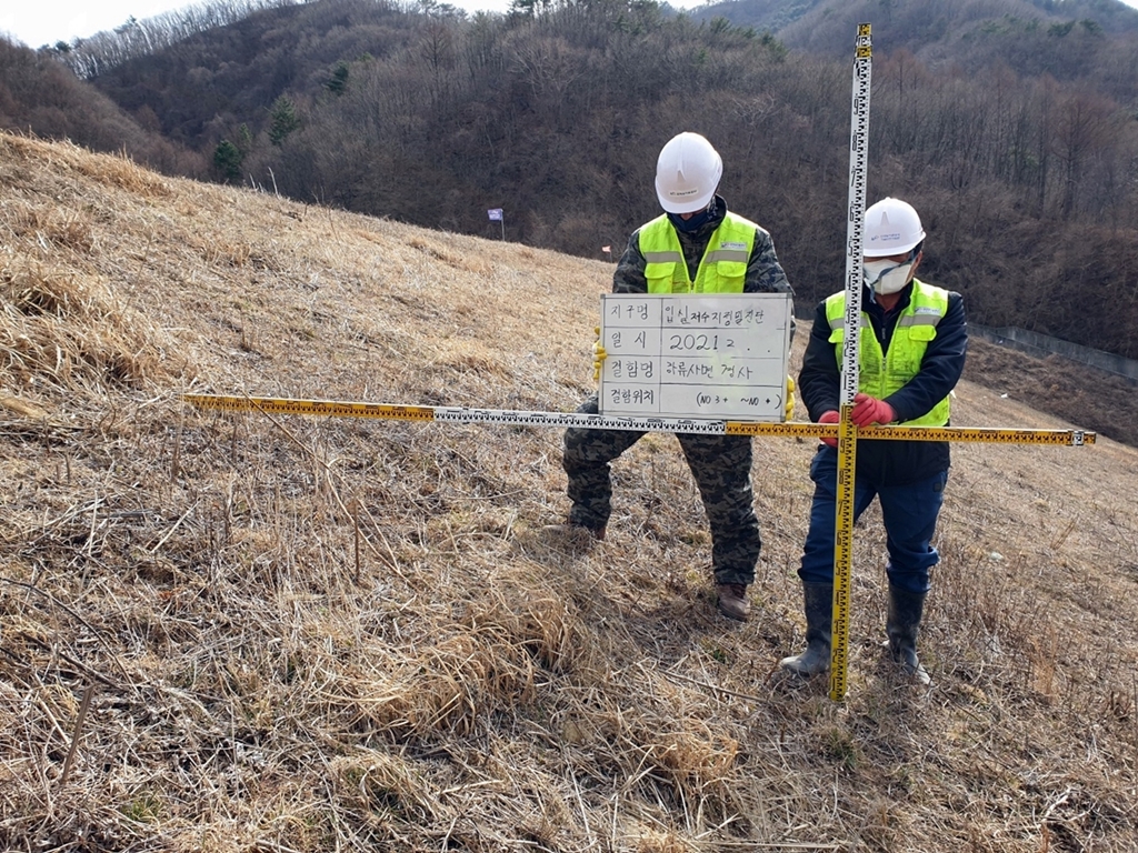 ▲한국농어촌공사 관계자들이 저수지 사면 상태와 기울기를 점검하고 있다.  (사진제공=한국농어촌공사)