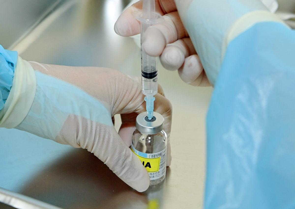 ▲신종 코로나바이러스 감염증(코로나19) 백신 접종이 하루 뒤인 26일부터 시작되는 가운데, 접종 대상인 일부 의료인들이 백신 접종 거부 의사를 밝힌 것으로 나타났다. (연합뉴스)
