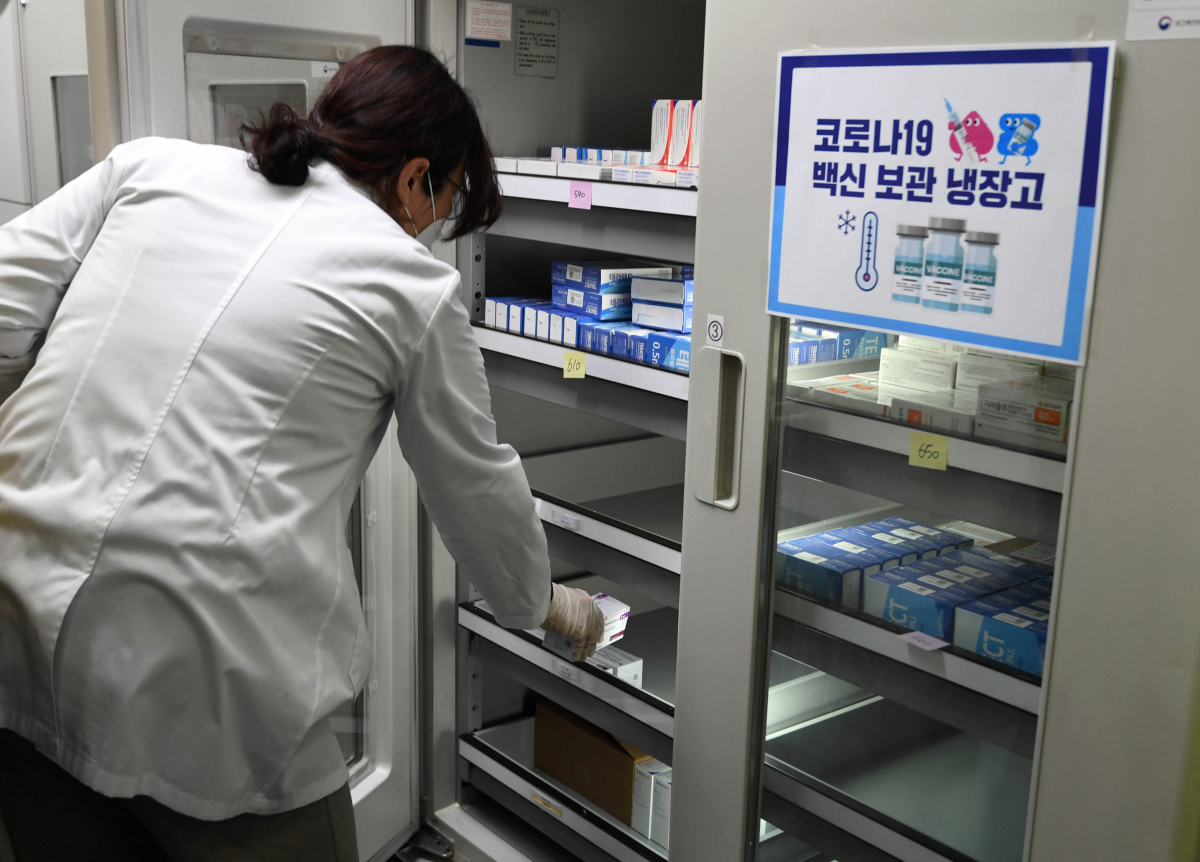 ▲백신 접종을 거부하는 일부 의료진들은 백신의 '안전성'을 믿을 수 없다고 말한다. (뉴시스)