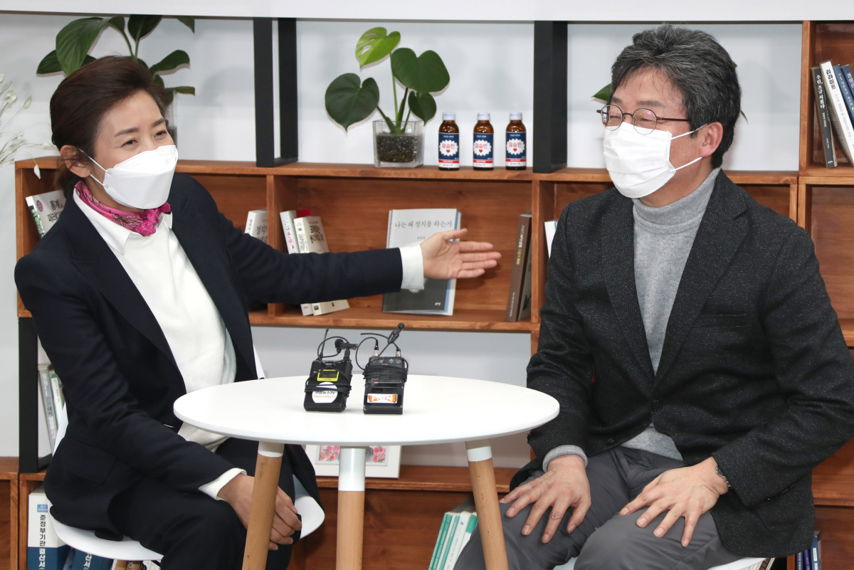 ▲나경원 국민의힘 서울시장 보궐선거 경선후보가 25일 서울 영등포구 여의도 희망22 사무실에서 유승민 전 의원을 만나고 있다. (연합뉴스)