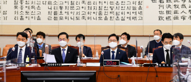 ▲25일 오후 서울 여의도 국회에서 열린 법제사법위원회 전체회의에 송민헌 경찰청 차장(왼쪽부터), 조재연 법원행정처장, 박범계 법무부 장관, 이강섭 법제처장이 출석해 의원 질의를 듣고 있다. (연합뉴스)