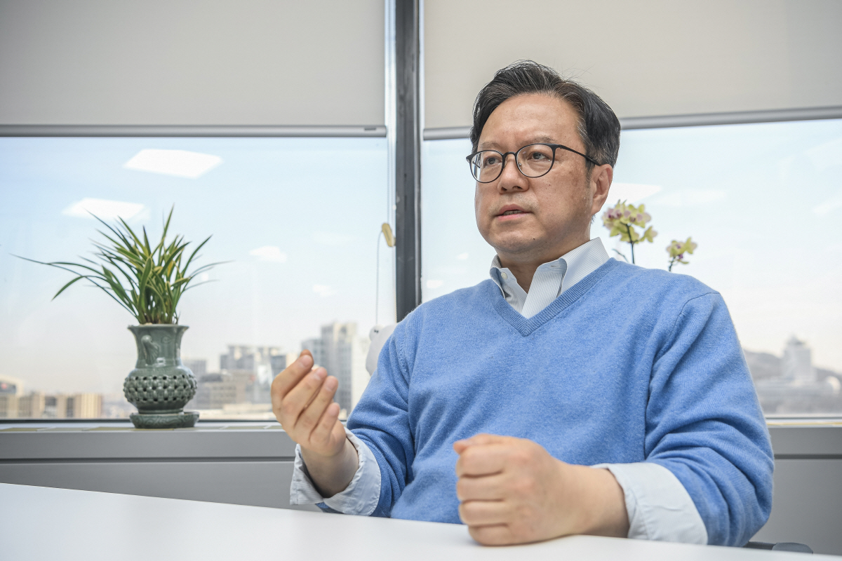 ▲신한은행의 디지털 사업을 총괄하는 김철기 디지털혁신단장은 24일 이투데이와의 인터뷰에서 “경직된 문화가 깨져야 진정한 소통이 가능하고 자유로운 소통은 은행이 디지털로 전환하는 데 가장 중요한 요소”라고 강조했다. 조현호 기자 hyunho@