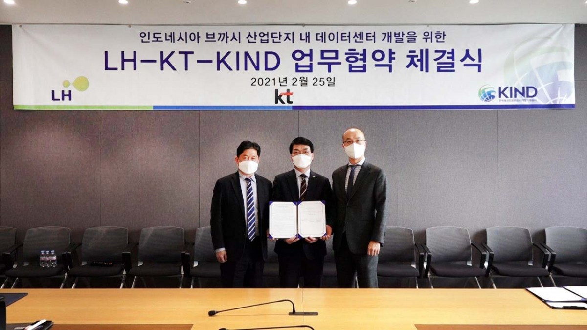 ▲25일 서울 영등포구 소재 KIND 사옥에서 개최된 업무협약 체결식에서 (왼쪽부터 순서대로) 김영수 KIND 사업개발본부장, 이용삼 LH 글로벌사업본부장, 문성욱 KT 글로벌사업본부장이 기념사진을 촬영하고 있다. (사진제공=한국토지주택공사(LH))
