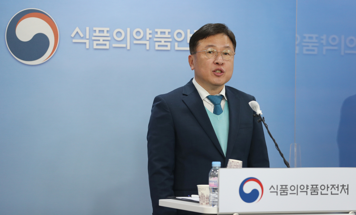 ▲이동희 식품의약품안전평가원장이 26일 오전 충북 청주시 식약처 회의실에서 화이자의 신종 코로나바이러스 감염증(코로나19) 백신인 '코미나티주'의 안정성과 효과성을 검증한 중앙약사심의위원회 회의 결과를 발표하고 있다. (연합뉴스)