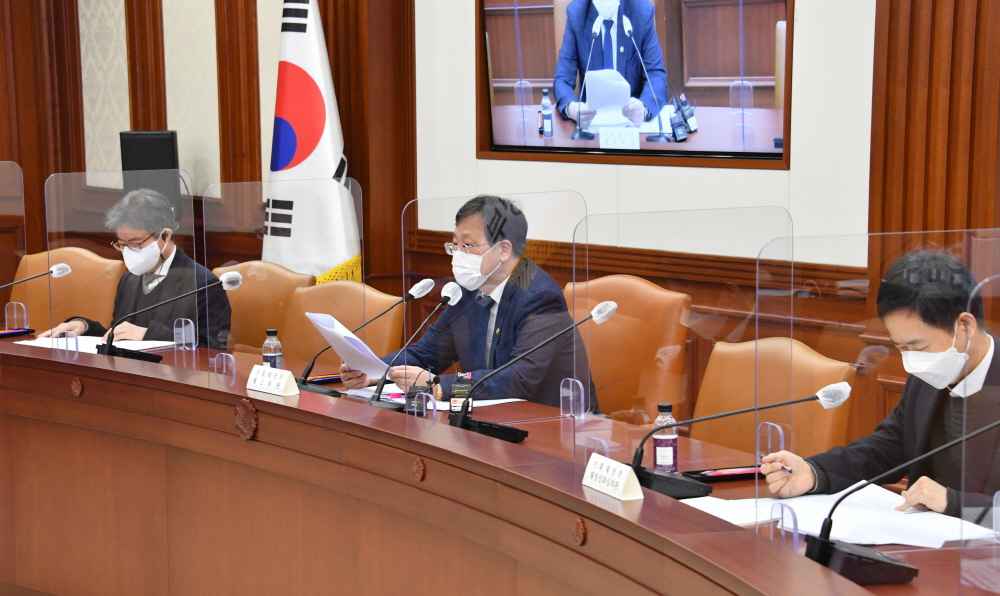 ▲안일환 기획재정부 2차관이 2월 26일 서울 광화문 정부서울청사에서 열린 '2021년 제2차 재정관리점검회의'를 주재, 모두발언을 하고 있다. (사진제공=기획재정부)