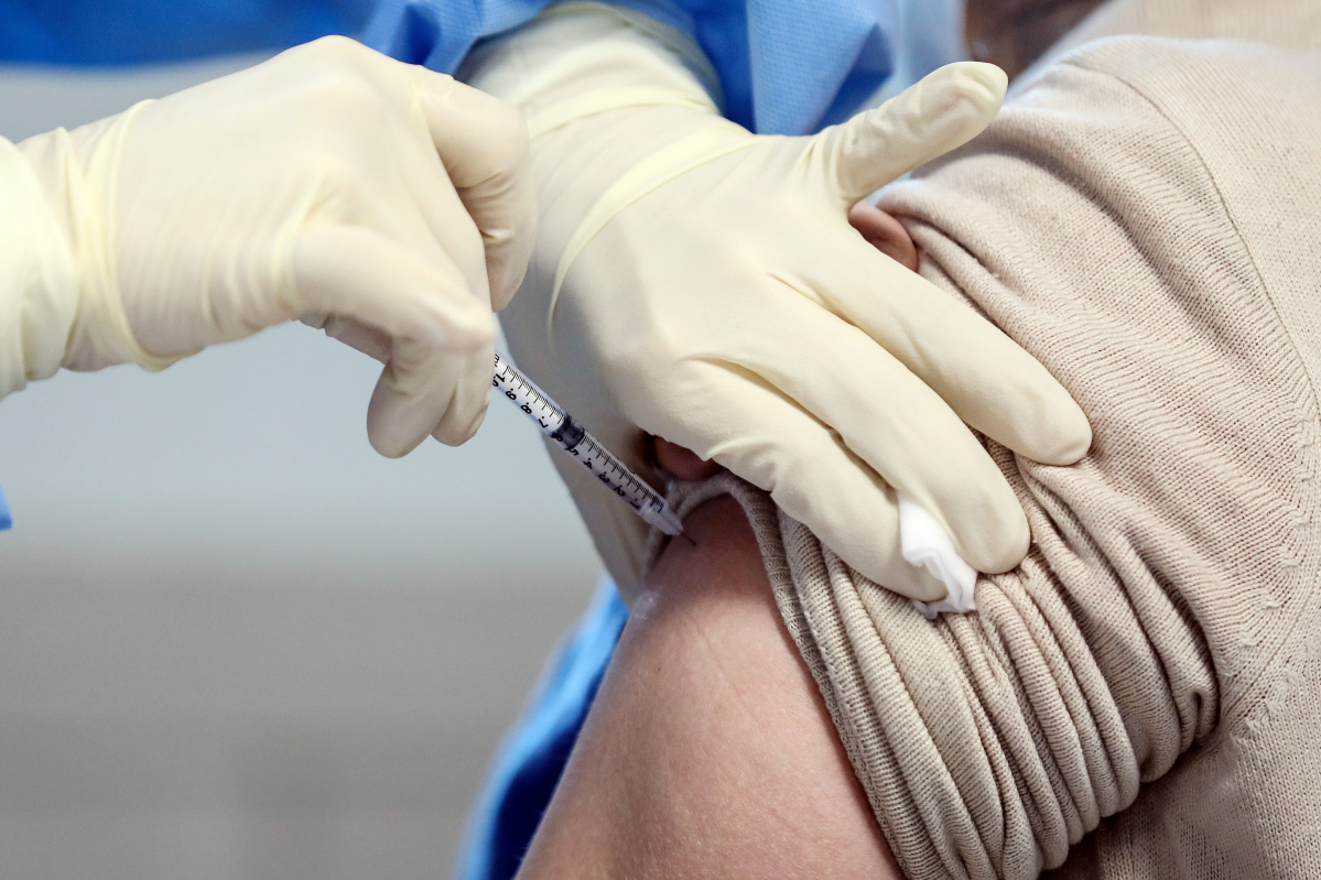 ▲국내 첫 신종 코로나바이러스 감염증(코로나19) 백신 접종이 시작된 26일 오전 경기 고양시 참행복한요양원에서 요양시설 종사자가 아스트라제네카(AZ) 백신 접종을 받고 있다. (뉴시스)