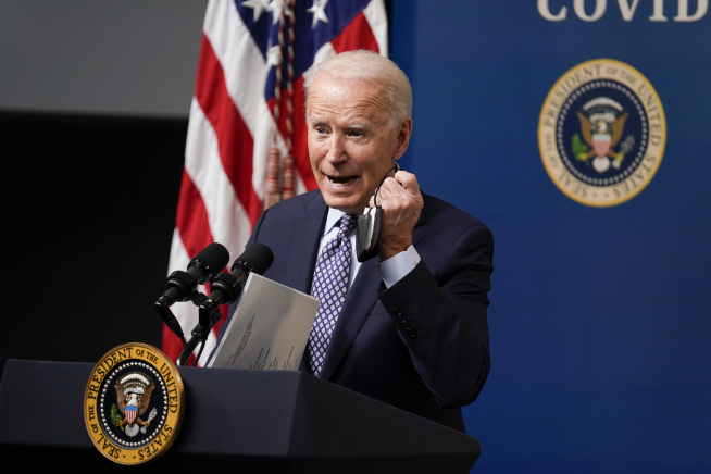 ▲조 바이든 미국 대통령이 25일(현지시간) 워싱턴D.C. 백악관에서 열린 신종 코로나바이러스 감염증(코로나19) 백신 5000만 회분 접종 기념행사에서 연설하고 있다. 워싱턴D.C./AP연합뉴스