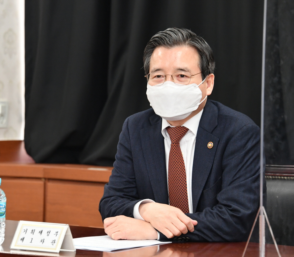 ▲김용범 기획재정부 1차관이 2월 26일 서울 광화문 정부서울청사에서 열린 '주요 농축산물 가공식품 가격 안정 관계기관 회의'를 주재, 모두발언을 하고 있다. (사진제공=기획재정부)