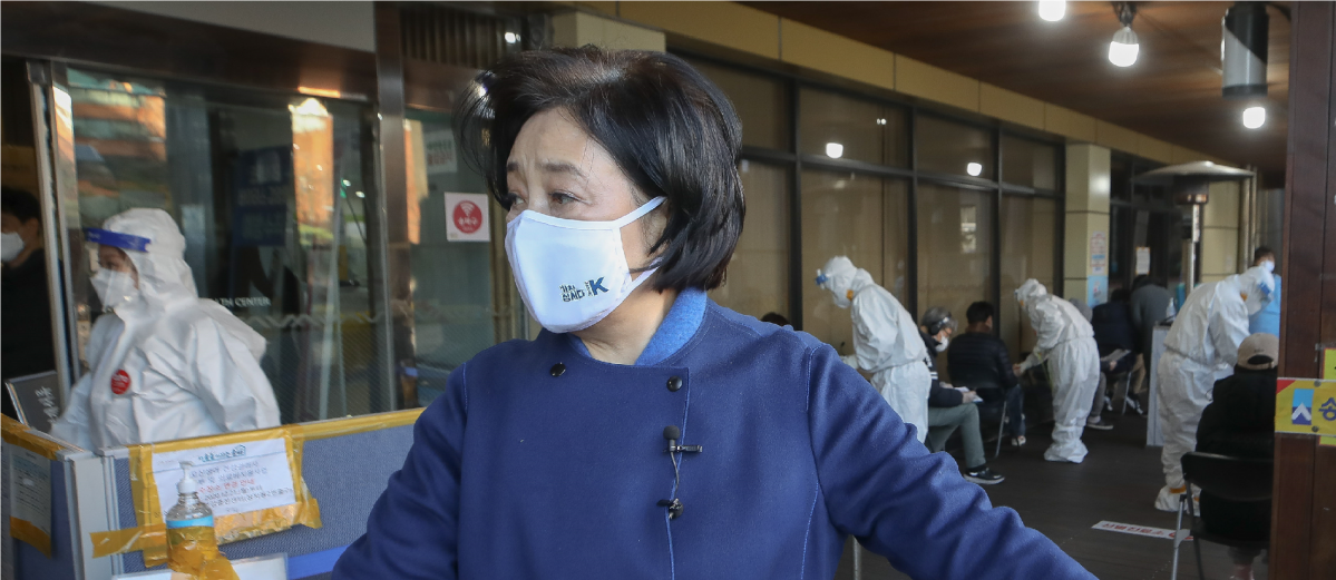 ▲서울시장 보궐선거 더불어민주당 박영선 경선 후보가 신종 코로나바이러스 감염증(코로나19) 백신 접종 관련 26일 오전 서울 송파구 보건소 현장방문을 마친 뒤 나서고 있다. (연합뉴스)