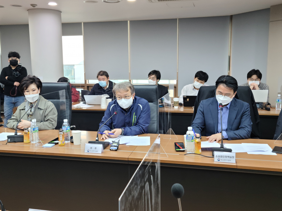 ▲권칠승 중소벤처기업부(중기부) 장관이 소상공인연합회 26일 회장단과 만나 현장 애로와 건의사항에 대해 논의하고 있다.  (사진제공=소상공인연합회)