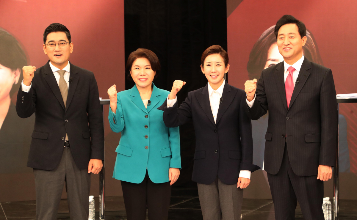 ▲왼쪽부터 오신환, 조은희, 나경원, 오세훈 국민의힘 서울시장 예비후보가 26일 오후 서울 마포구 상암동 DDMC에서 열린 채널A 국민의힘 서울시장 경선후보 4인 합동 토론회에서 파이팅을 외치고 있다. (국회사진취재단)