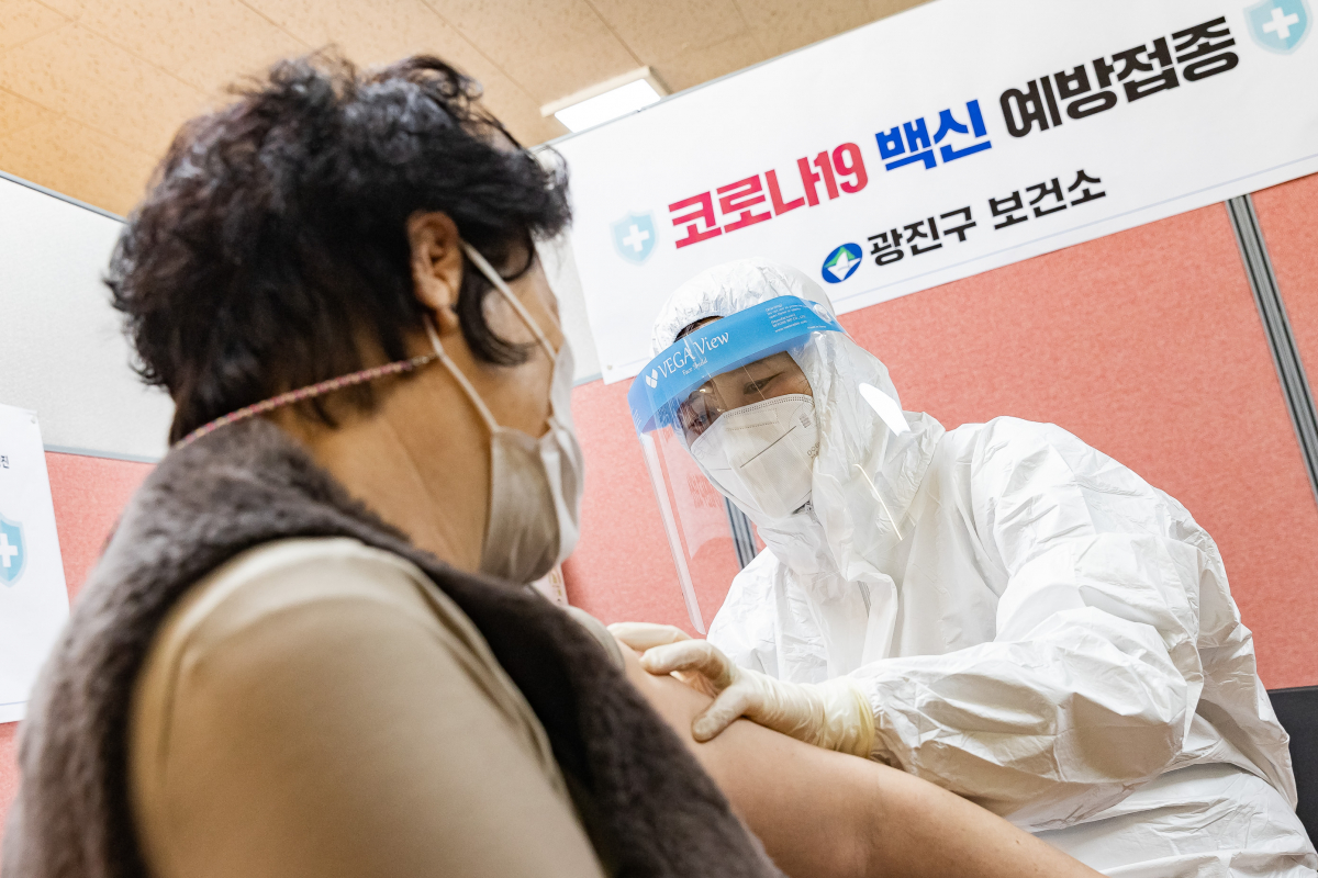 ▲신종 코로나바이러스 감염증(코로나19) 백신 접종 첫날인 26일 서울 광진구보건소에서 광진구 1호 접종자가 아스트라제네카 백신 접종을 하고 있다. (연합뉴스)