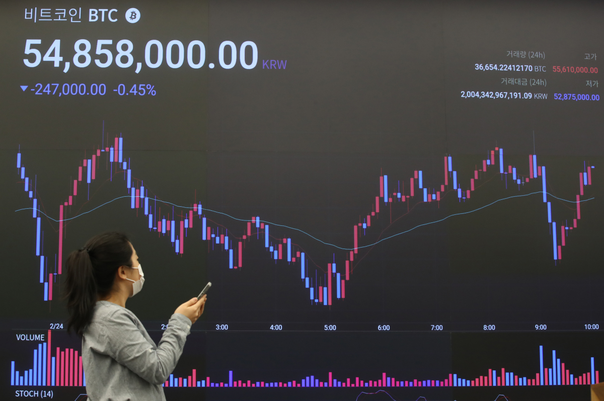 ▲이틀 연속 급락했던 비트코인이 상승세로 돌아선 24일 오전 서울 강남구 암호화폐 거래소 업비트 라운지에서 전광판에 비트코인 시세가 나타나고 있다.  (뉴시스)