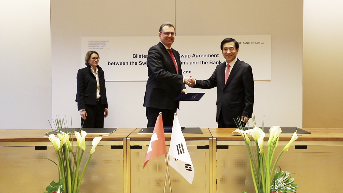 ▲한국과 스위스가 통화스왑계약을 5년간 연장키로 했다. 사진은 2018년 2월20일(현지시간) 스위스 취리히에 위치한 스위스중앙은행 본부에서 이주열(오른쪽) 한국은행 총재가 토머스 조던 스위스중앙은행 총재와 양국간 통화스왑 계약을 최초 체결하고 서명식에서 악수하는 모습. (한국은행)