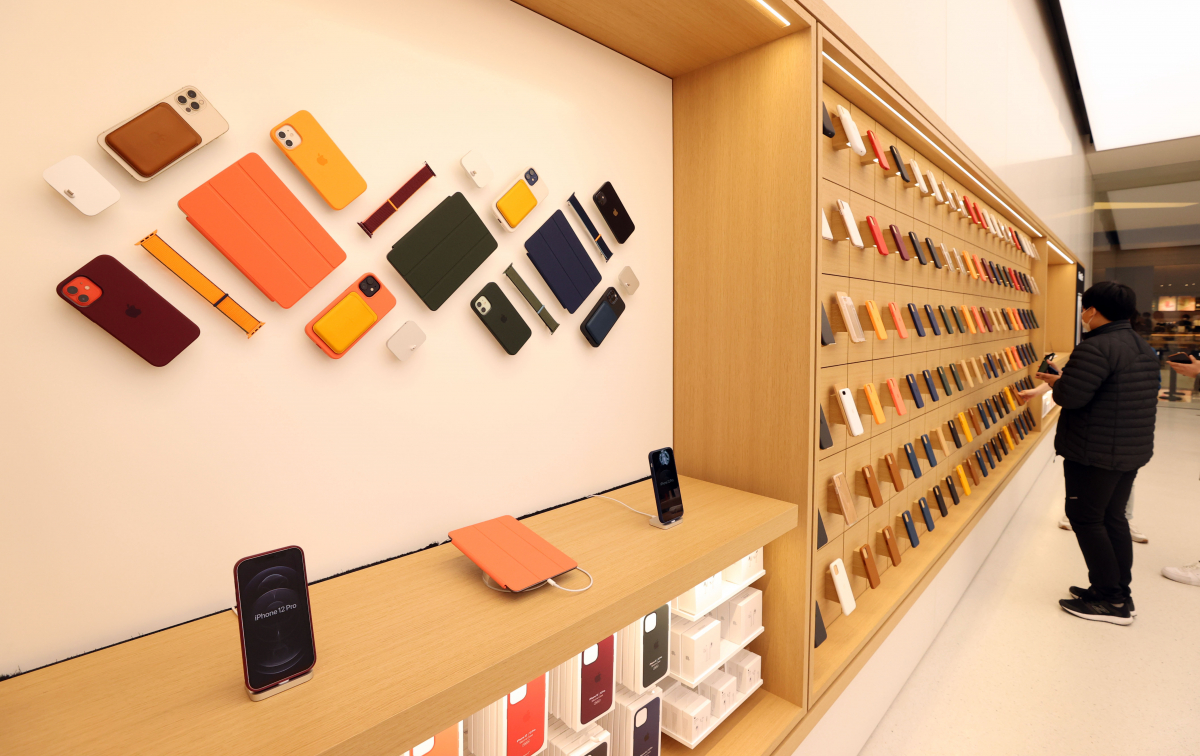 ▲애플 스토어 2호점이 정식 개장한 26일 서울 영등포구 IFC몰 내 애플 스토어 매장에서 시민들이 제품을 살펴보고 있다. (연합뉴스)