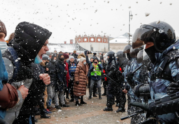 ▲러시아 모스크바에서 지난달 31일(현지시간) 나발니의 석방을 요구하는 시위대와 경찰이 대치하고 있다. 모스크바/로이터연합뉴스