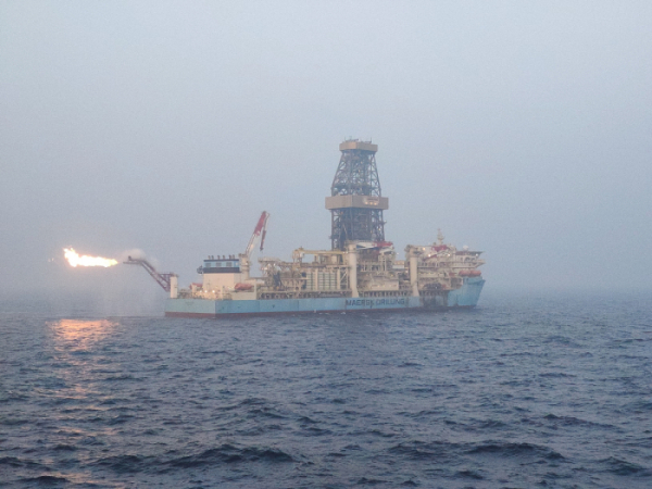 ▲지난해 미얀마 북서부 해상 A-3 광, 머스크(Maersk)사 바이킹(Viking) 시추선에서 포스코인터내셔널 마하 유망구조 가스산출시험을 하고 있다. (사진제공=포스코인터내셔널)