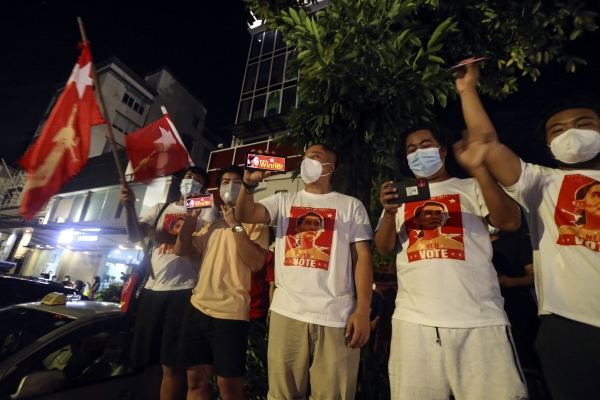 ▲아웅산 수치 여사가 이끄는 민주주의 민족동맹(NLD) 지지자들이 지난해 11월 총선 당시 양곤 NLD 당사 앞에서 모여 플래카드를 들고 있다. 양곤/AP뉴시스
