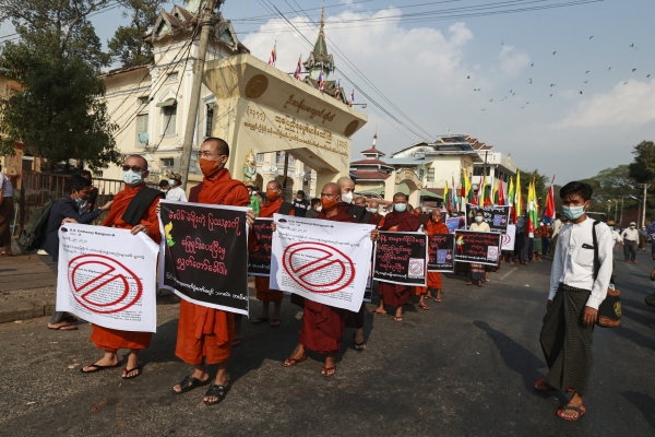 ▲미얀마 양곤에서 스님들이 지난달 30일 총선 결과에 항의하는 시위에 참여하고 있다. 양곤/AP뉴시스
