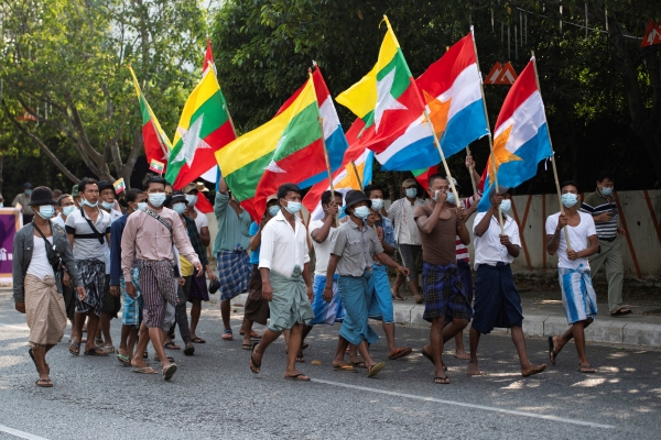▲지난달 30일 미얀마 양곤에서 군부 지지자들이 새 정부와 선거관리위원회 및 외국 대사관에 항의하는 길거리 집회를 하고 있다. 양곤/로이터연합뉴스
