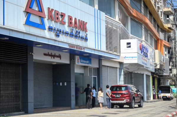 ▲미얀마 양곤 시민들이 KBZ은행 ATM 앞에 줄을 서고 있다. 양곤/AP연합뉴스