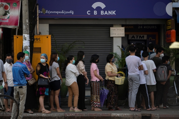 ▲군부가 쿠데타를 일으켰다는 소식에 미얀마 양곤에서 1일 주민들이 예금을 인출하기 위해 한 은행 지점 앞에 줄지어 서 있다. 양곤/로이터연합뉴스  
