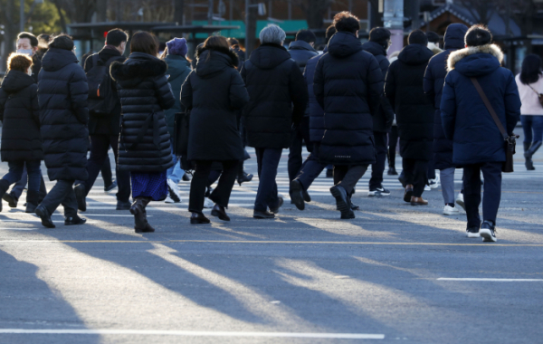 ▲서울 아침 기온이 영하 12도까지 떨어지며 강추위가 찾아온 29일 오전 서울 종로구 광화문 사거리에서 시민들이 출근길 발걸음을 재촉하고 있다.  (뉴시스)