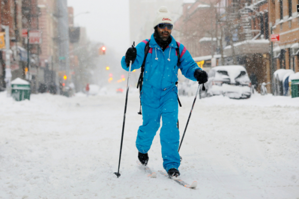 ▲폭설이 내린 미국 뉴욕의 맨해튼 거리에서 1일(현지시간) 한 시민이 스키를 타고 이동하고 있다. 뉴욕/로이터연합뉴스