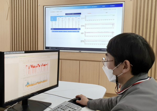 ▲한국동서발전 직원이 '연소장애 종합감시 시스템'을 확인하고 있다. (사진제공=한국동서발전)