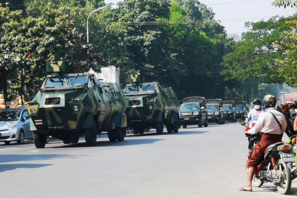 ▲미얀마 군부대가 2일(현지시간) 만달레이의 도로를 지나고 있다. 만달레이/로이터연합뉴스