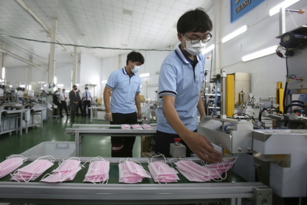 ▲대만 신베이의 마스크 공장에서 지난해 8월 12일 직원들이 마스크를 배열하고 있다. 신베이/AP뉴시스