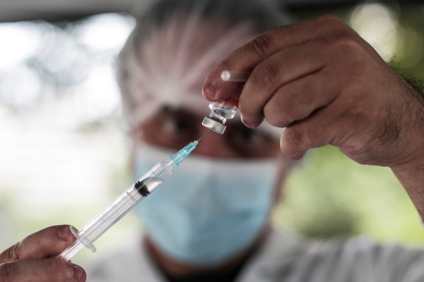 ▲한 의료 종사자가 1일(현지시간) 브라질 리우데자네이루의 예방접종 센터에서 백신을 준비하고 있다. 리우데자네이루/EPA연합뉴스
