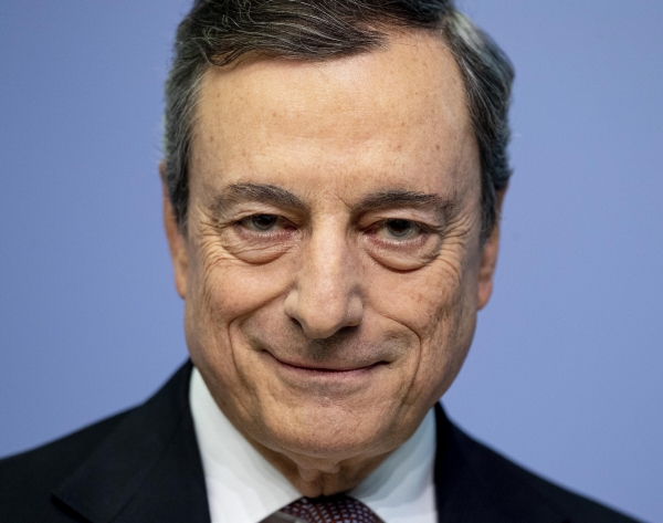 ▲마리오 드라기 전 유럽중앙은행(ECB) 총재가 3일(현지시간) 이탈리아 새 내각 구성 요청을 수락했다. 사진은 2019년 7월 드라기 전 총재가 독일 프랑크푸르트에서 열린 ECB 통화정책위원회 회의 후 기자회견을 하고 있다. 프랑크푸르트/AP뉴시스
