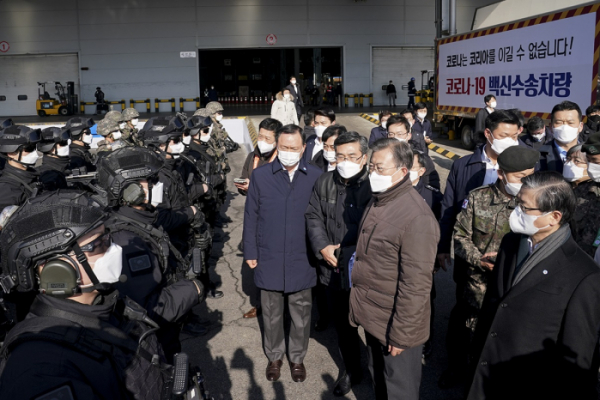 ▲문재인 대통령이 3일 인천공항에서 실시된 코로나백신 수송 모의훈련을 참관하고 있다. (청와대 제공)