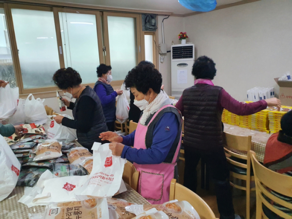▲한국중부발전 봉사단이 취약계층에게 나눠줄 식재료 키트를 준비하고 있다. (사진제공=한국중부발전)